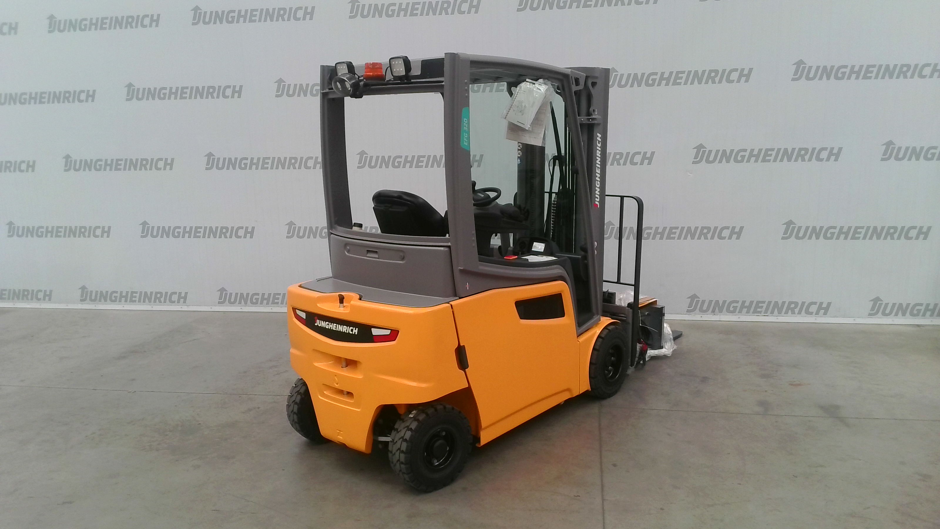 EFG 320 — Truck photo · FN619248