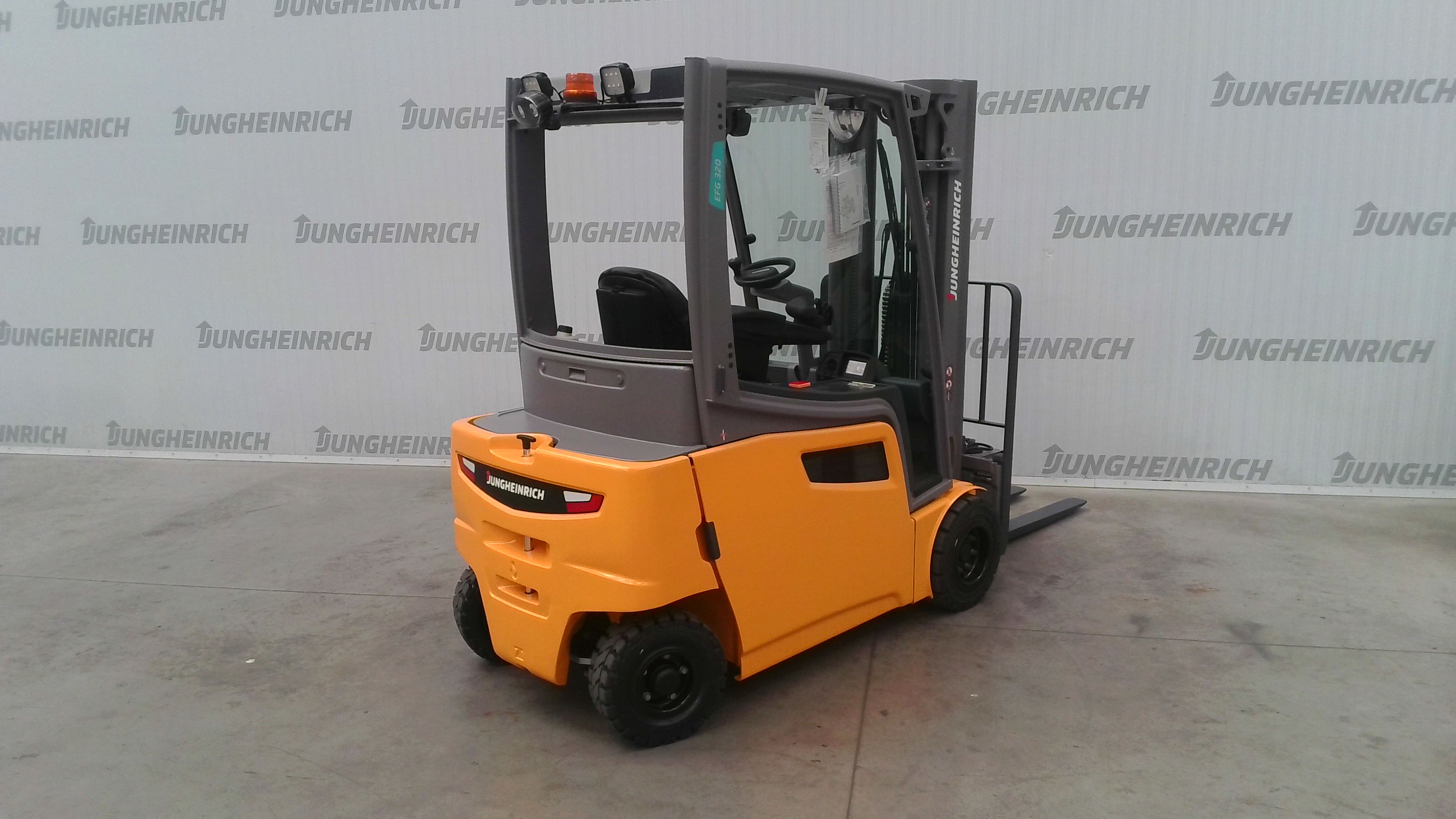 EFG 320 — Truck photo · FN619379