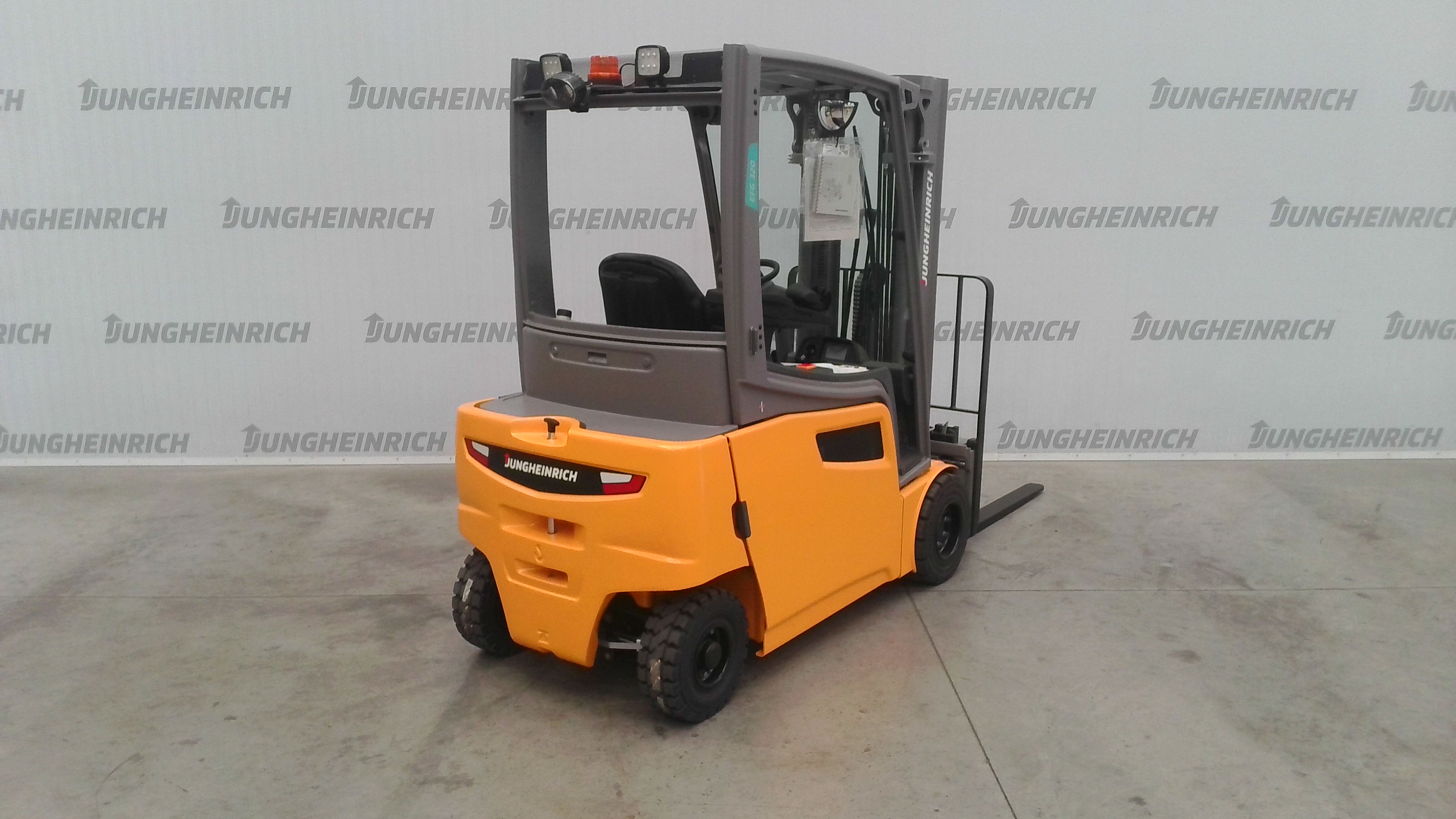 EFG 320 — Truck photo · FN619380