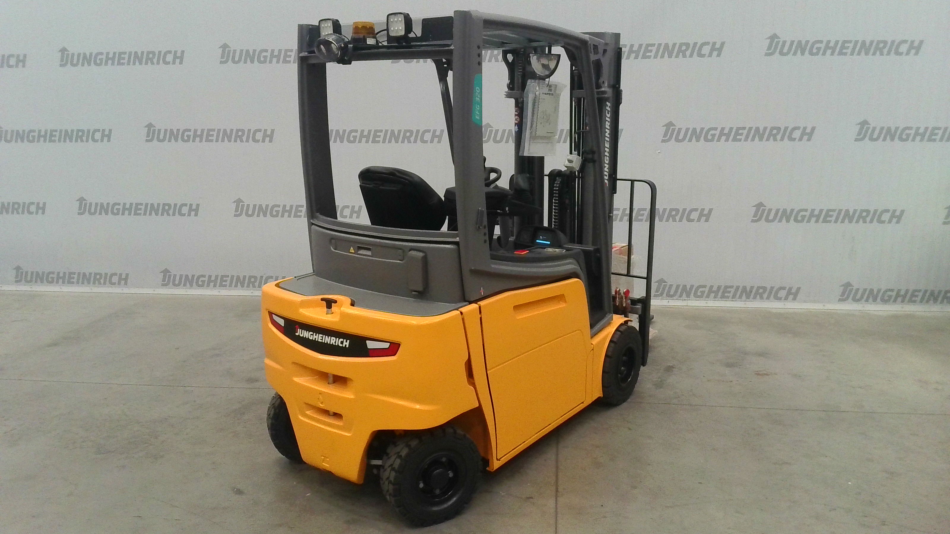 EFG 320 — Truck photo · FN645714